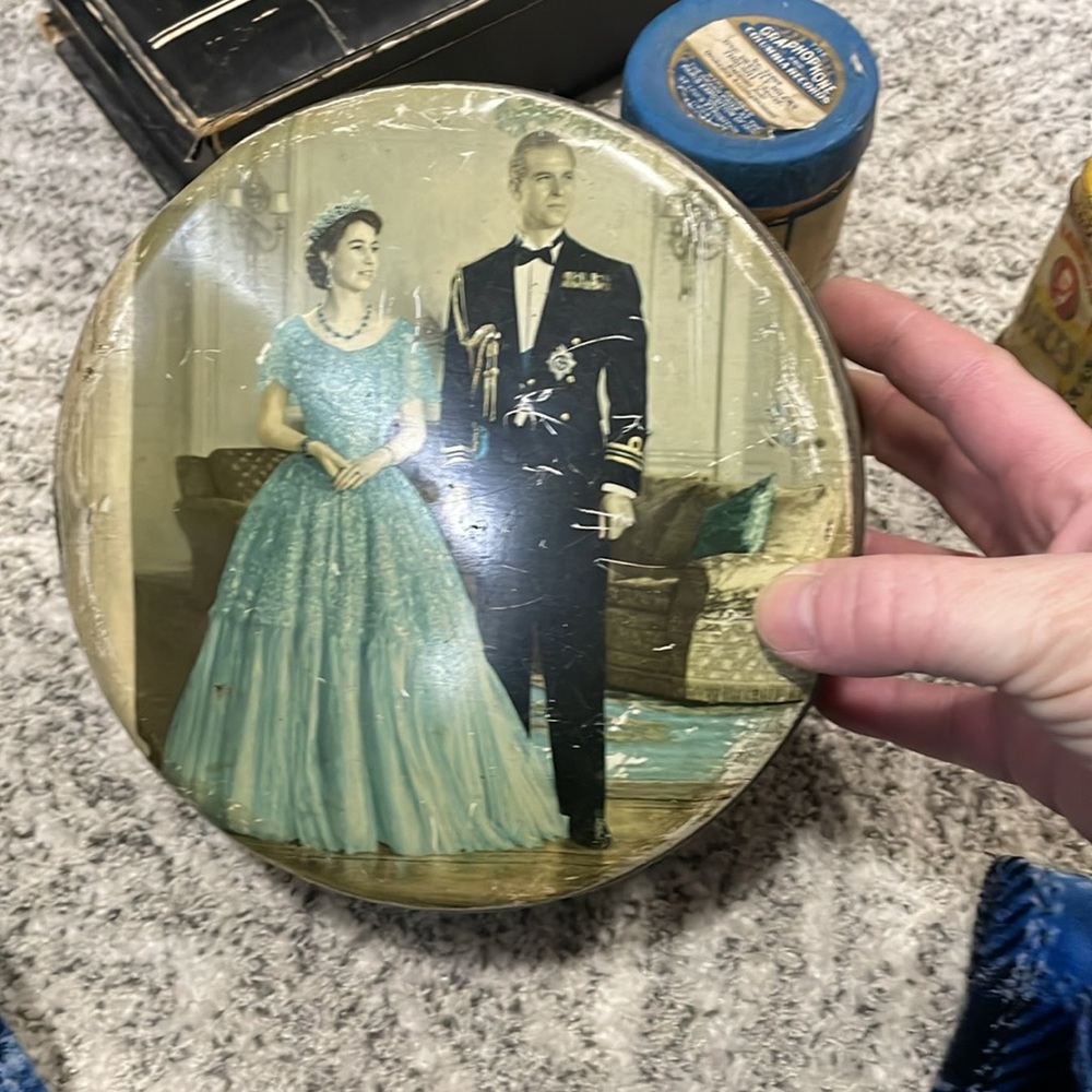 Vintage King and Queen, Royals, Huntley and Palmer biscuit tin